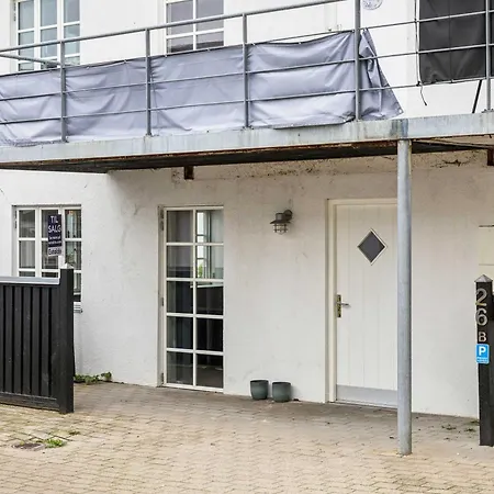 Med Terrasse Og Parkering